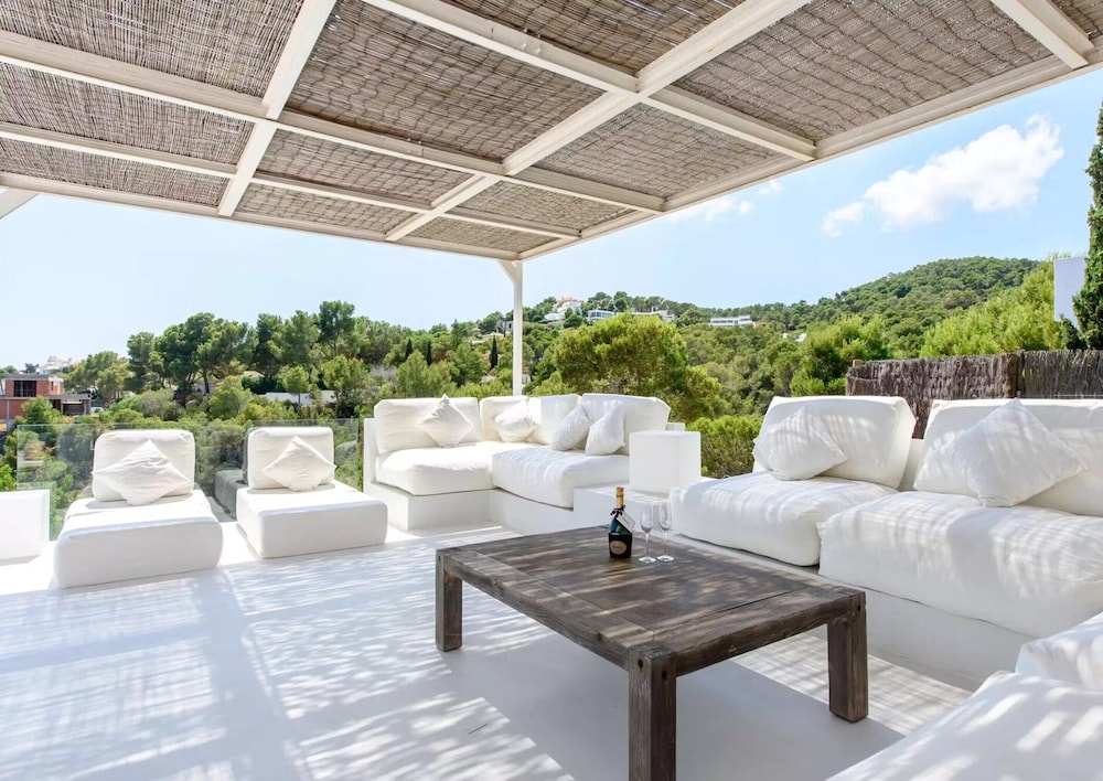 Stylish Villa With Infinity Pool