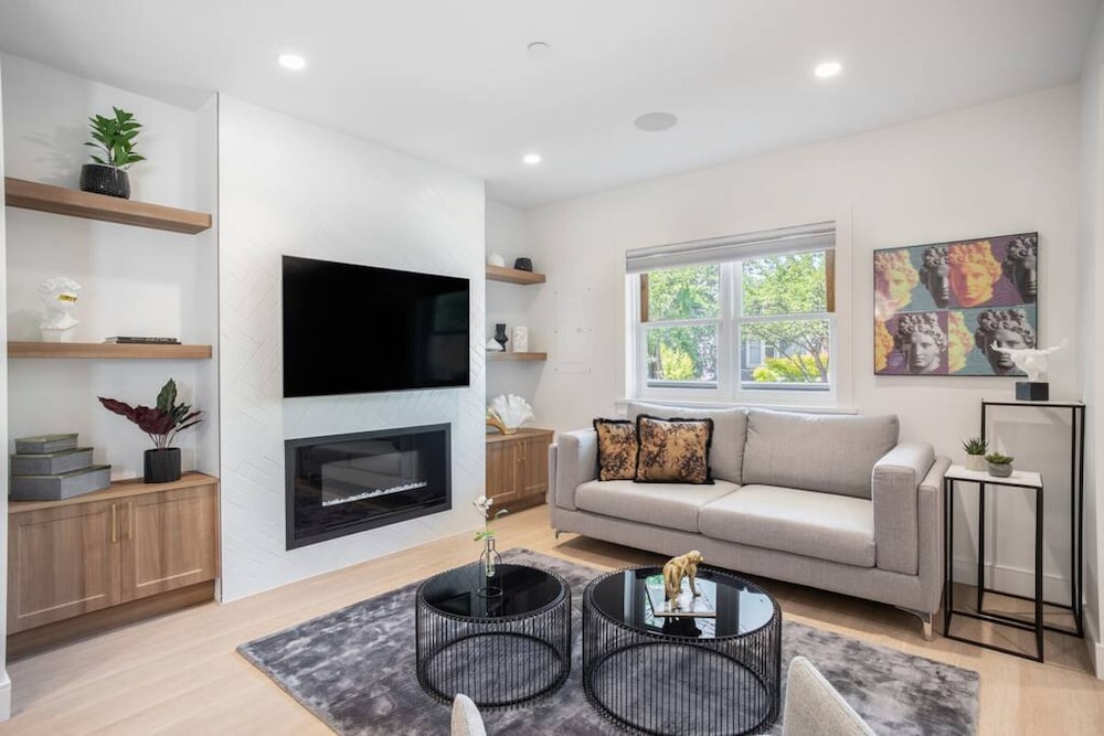 Commercial Drive New 3 Bdrm Home 2 Flex Rooms -5 min to Downtown 22km Seawall