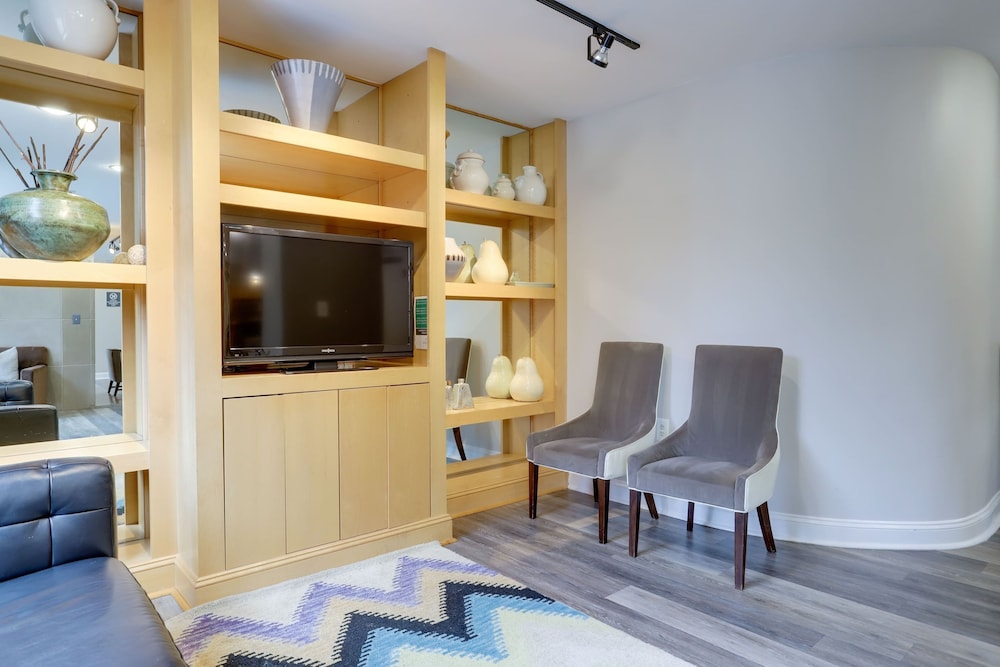 Spectacular 1 BR Condo at Ballston view 3