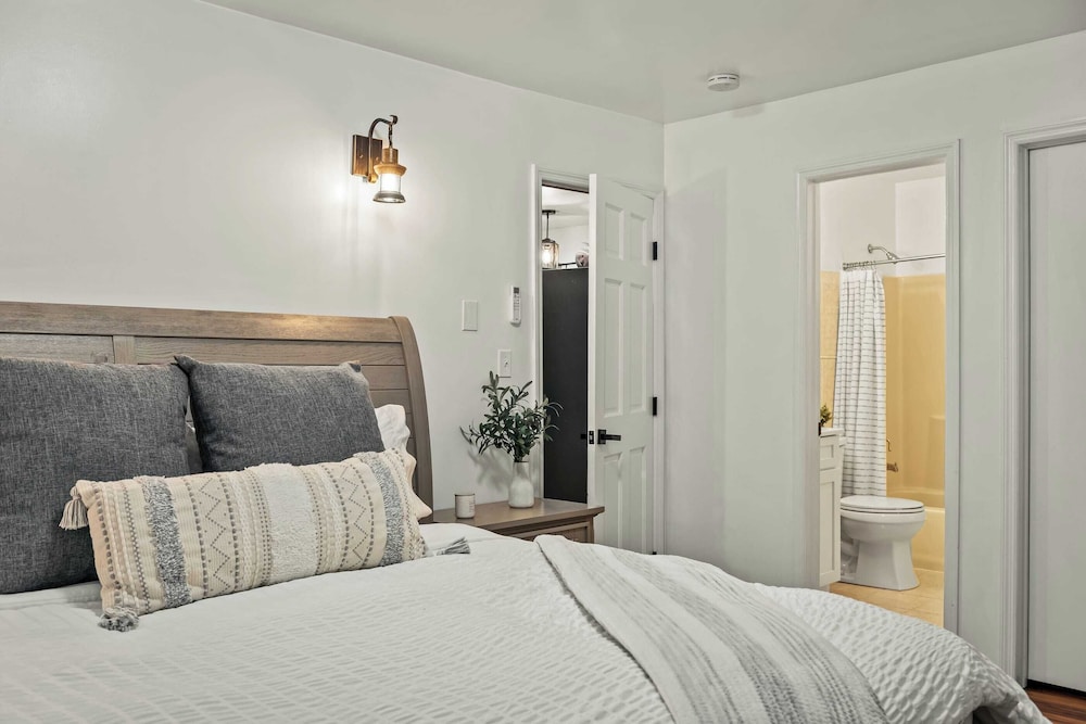 Stylish Mountain Retreat w/ Hot Tub & Firepit Penn Estate Getaway by Avantstay