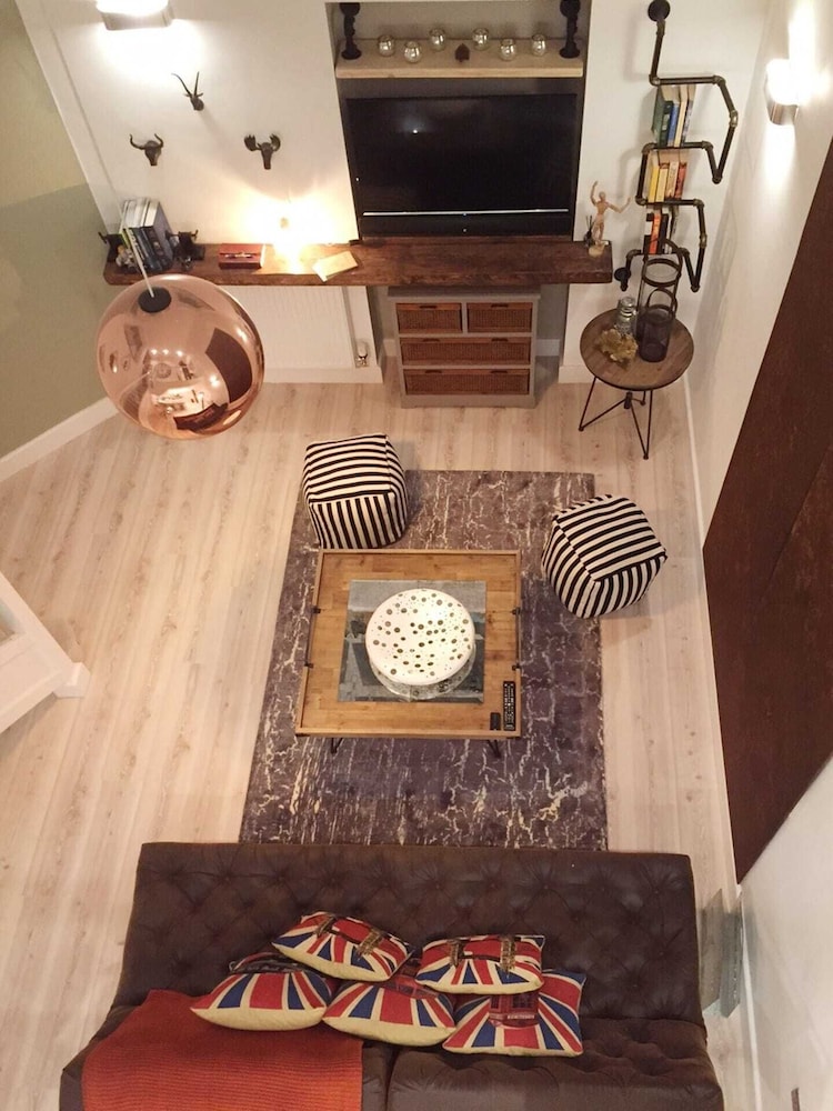 Spacious 1 Bedroom Split Level Old Pub Conversion Tower Bridge
