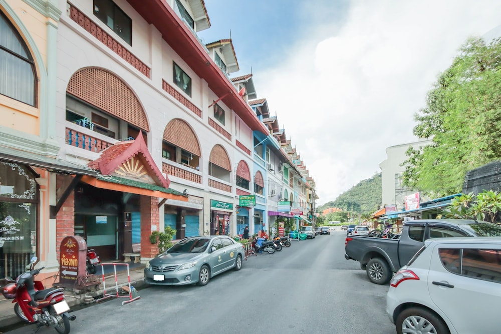 OYO 1163 Eden Hostel - Image 1