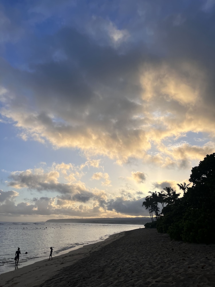Akule Clubhouse: Awa 1 Bedroom Apt by the Beach 1 Condo by RedAwning