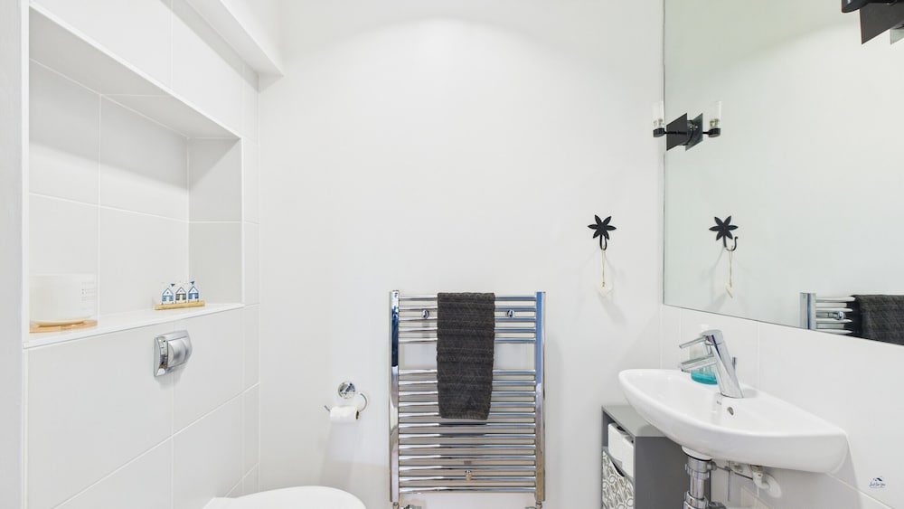 Charming 2-bed Family Cottage Your West Bay Retreat