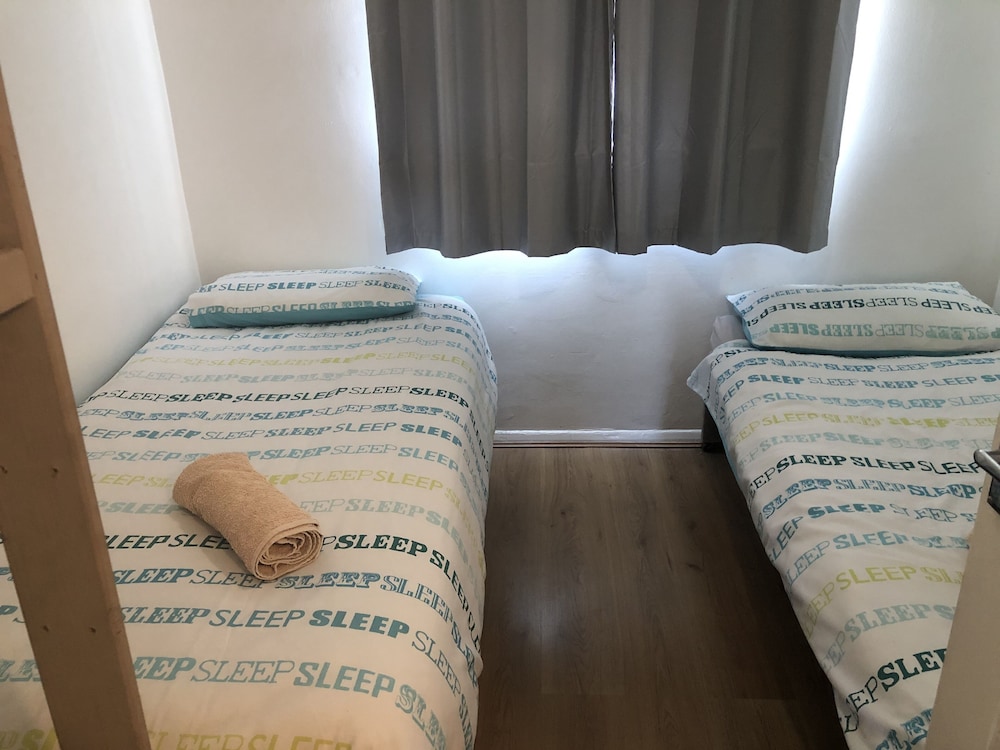 2 bedroom Apartment  Heathrow Airport view 4