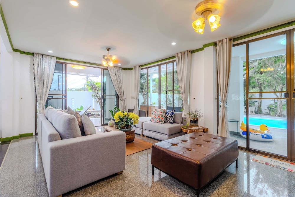 4BR with Pool Family BBQ Near Mall V260