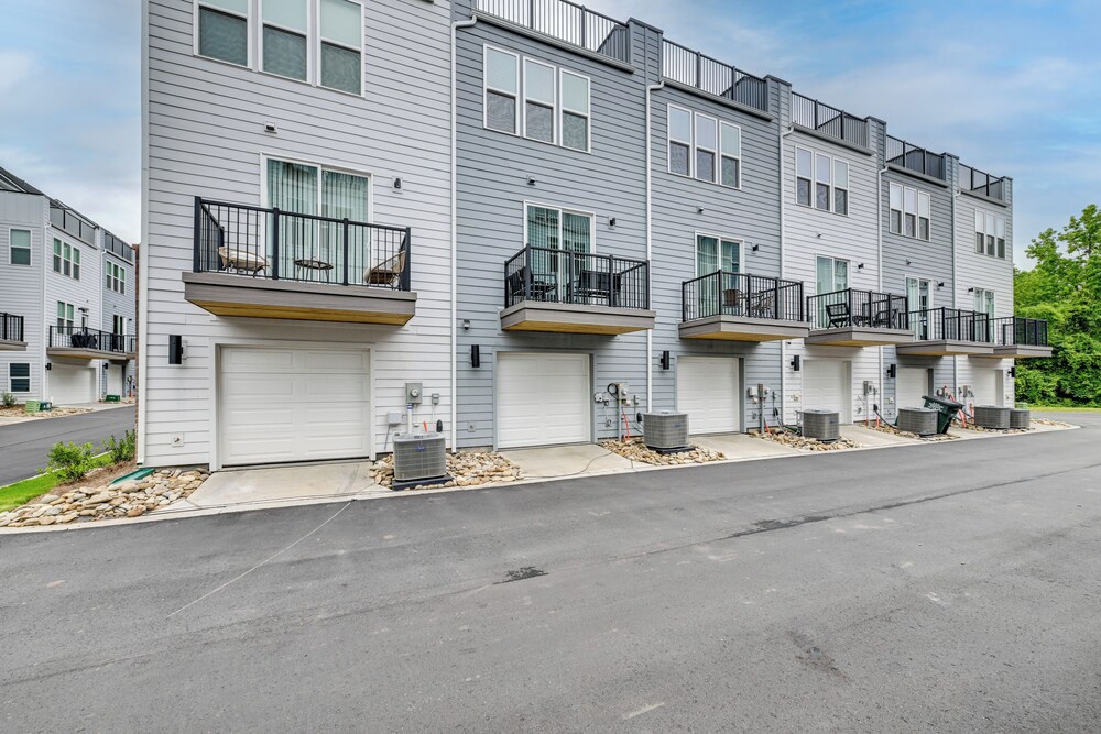 2 Mi to Uptown Charlotte: Family Townhome!