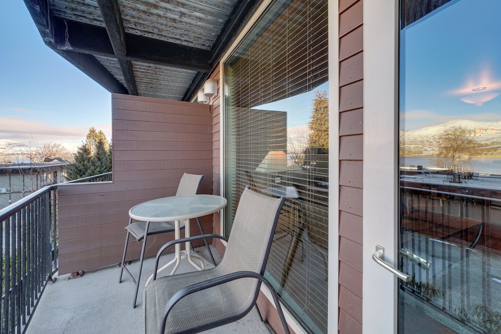 Resort Getaway on Lake Chelan: Pool + Beach Access