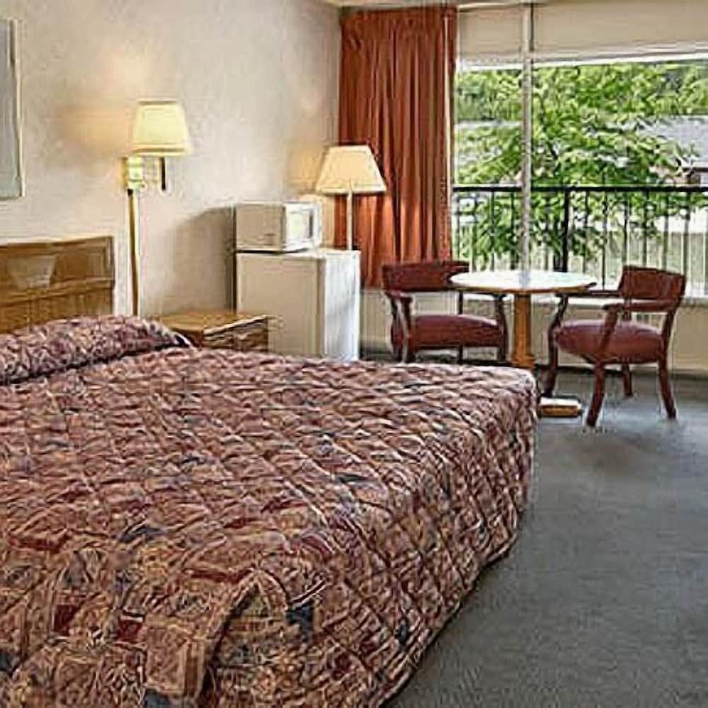 Gaffney Vacations - Town and Country Inn Suites Spindale - Property Image 2