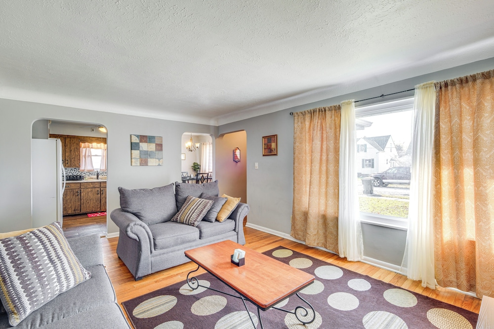 8 Mi to Dtwn Cleveland: Quiet Home w/ Fenced Yard
