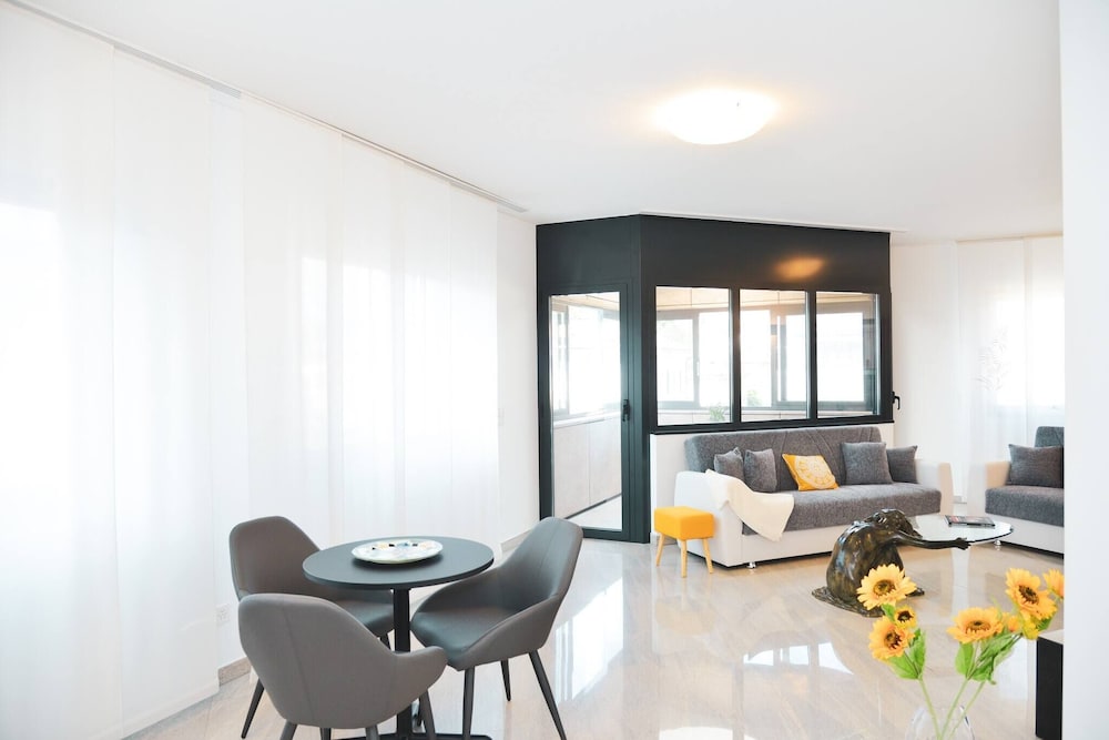 One & Only 🎖central City Penthouse, Photo 17