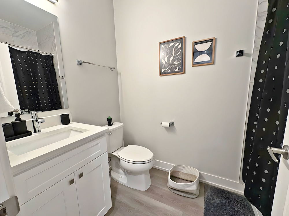 Modern 4BR with Parking - WV rep 4