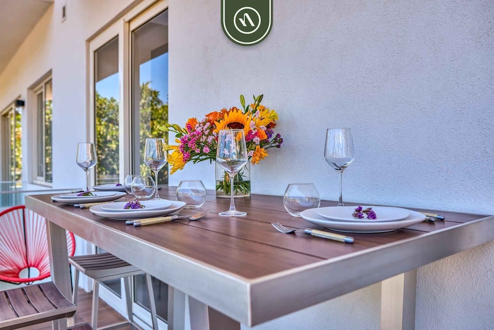 2BR Condo With Rooftop Pool - 2 Min Walk to Beach