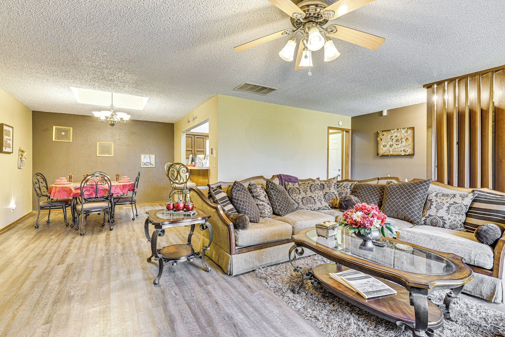 3 Mi to Downtown Tulsa: Cozy Retreat!
