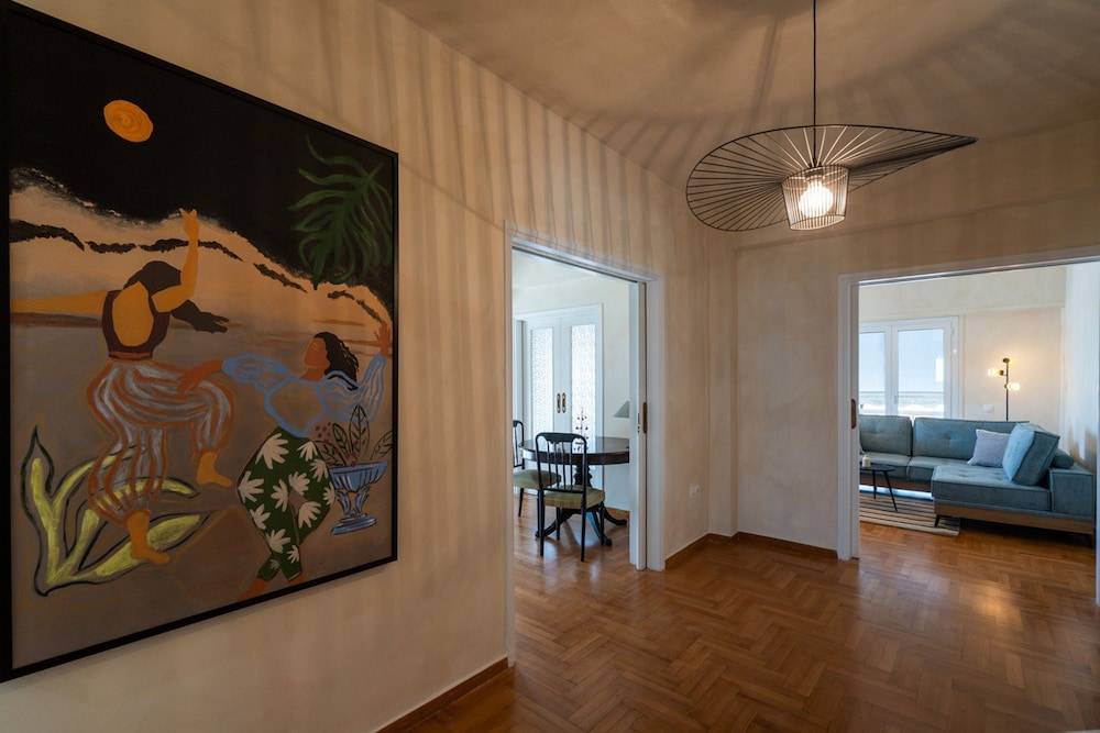 LIV - Artistic Rooftop Apartment in Pagrati