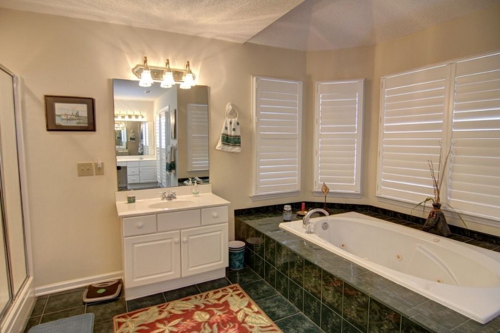 Turtle Cove (formerly Fiddler's Green) 4 Bedroom Home by RedAwning view 5