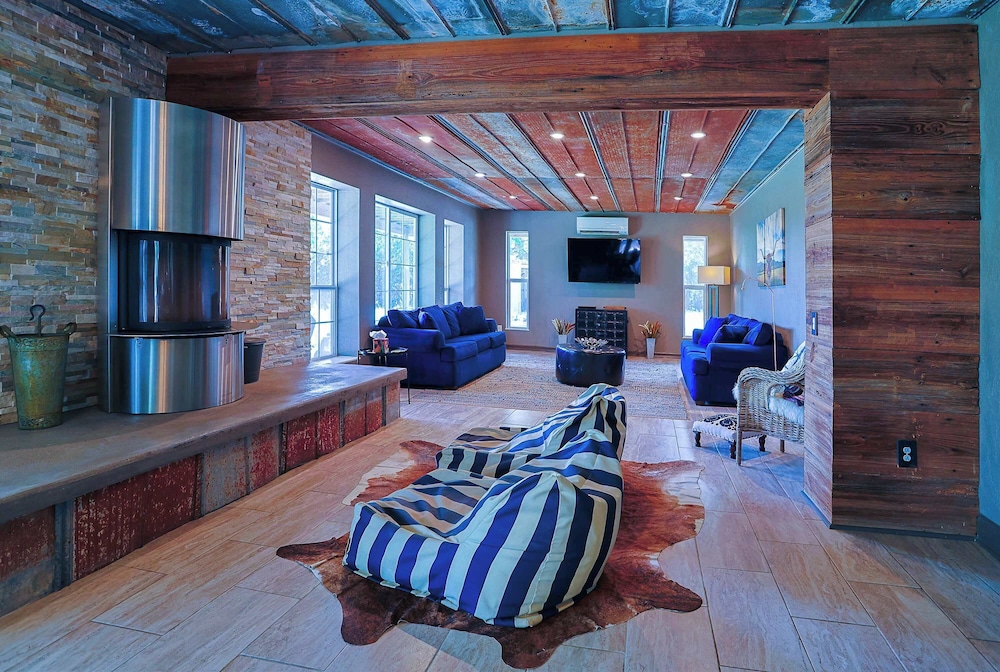 Willie's Hill Country Hideaway - Stay for 8 With Hot Tub & Fire Pit