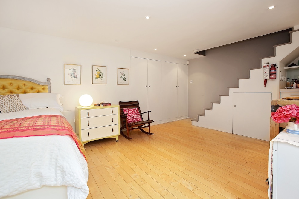 Bright Chic Garden Apartment