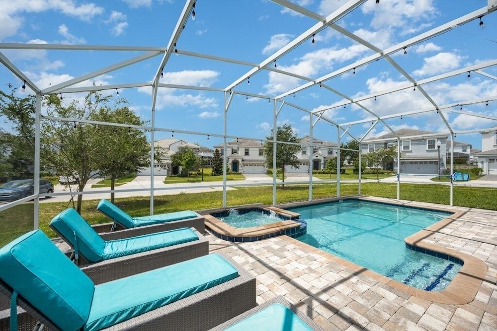9 Bed Pool, Spa, Movie Room & Game Room! 9 Bedroom Home by RedAwning