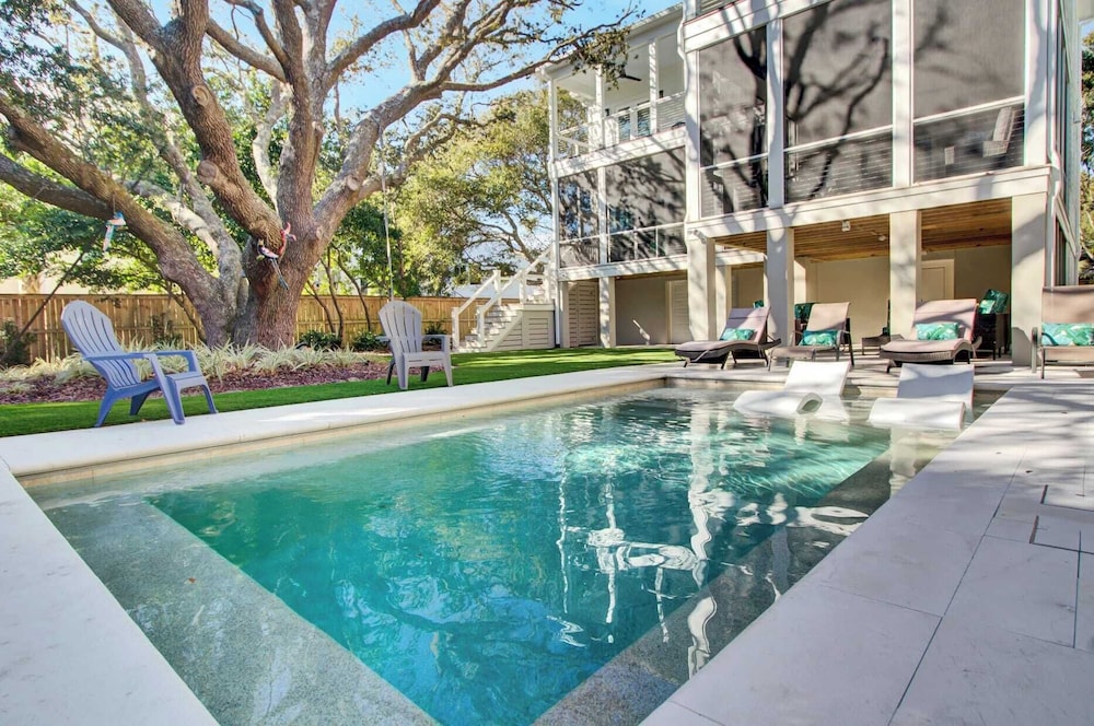 Walk to the Beach + Private Pool, Rooftop Terrace, Balcony 3602 Cameron