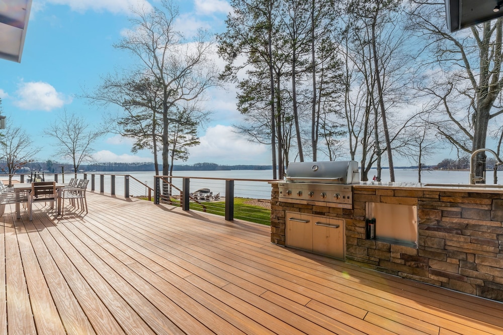 Paradise Peninsula by Avantstay Waterfront Private Beach Hot Tub View
