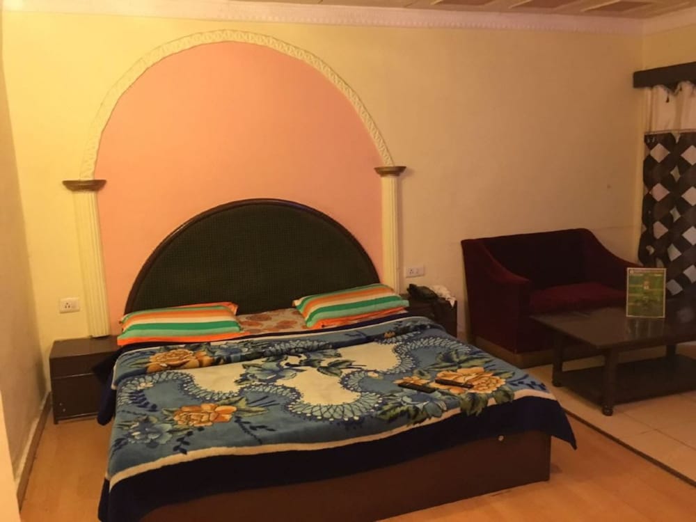 Goroomgo Bombay Palace Mall Road Dalhousie view 4