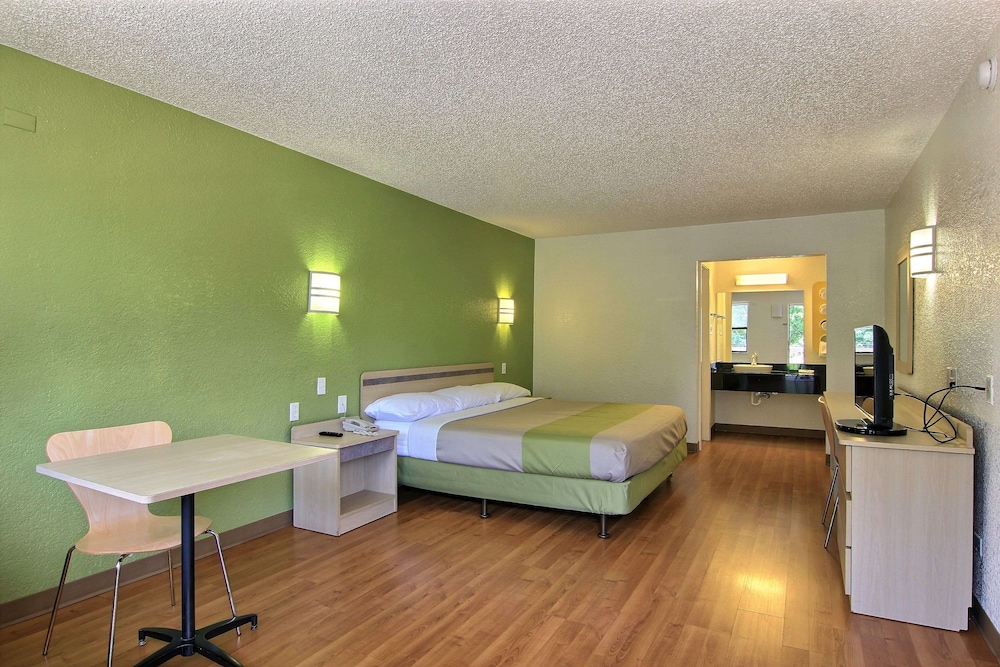 Motel 6 Austin, TX - Central Downtown UT