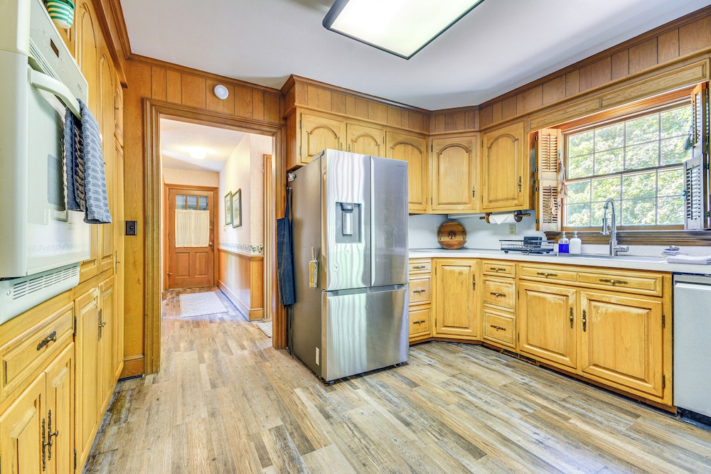 2 Mi to Main St Thomasville: Family Home w/ Games