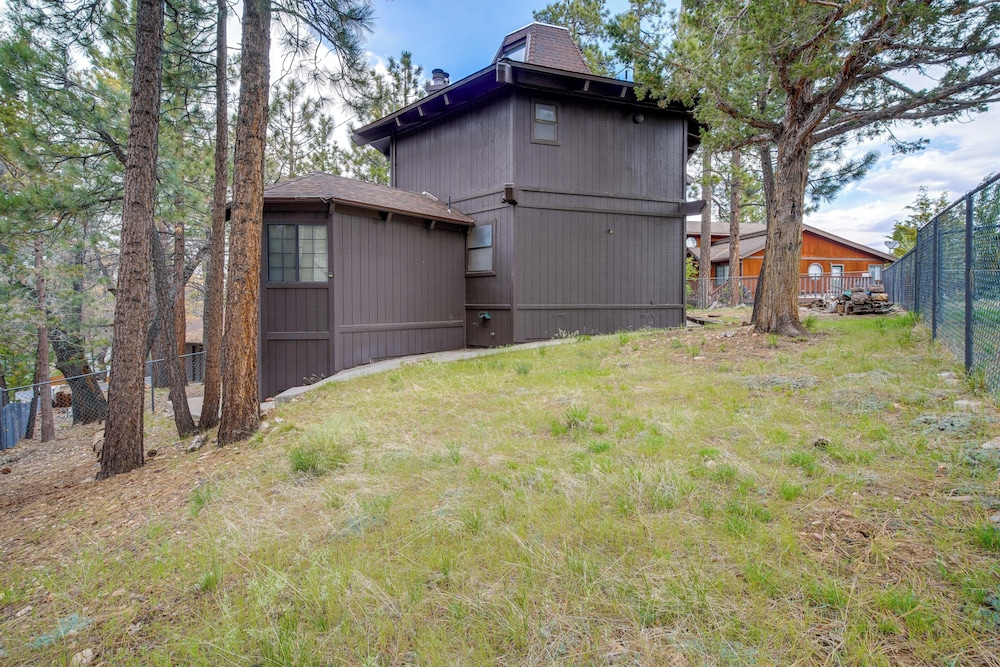 Big Bear Cabin w/ Hot Tub < 3 Mi to Skiing!