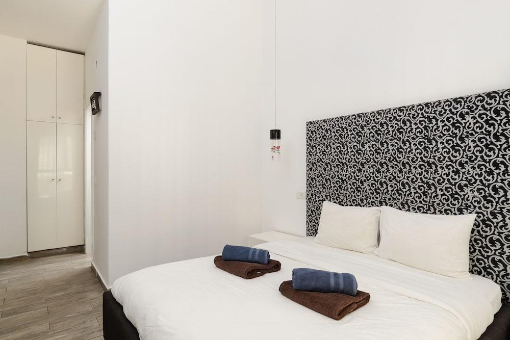 Family Apt & Private Garden near Beach by FeelHome