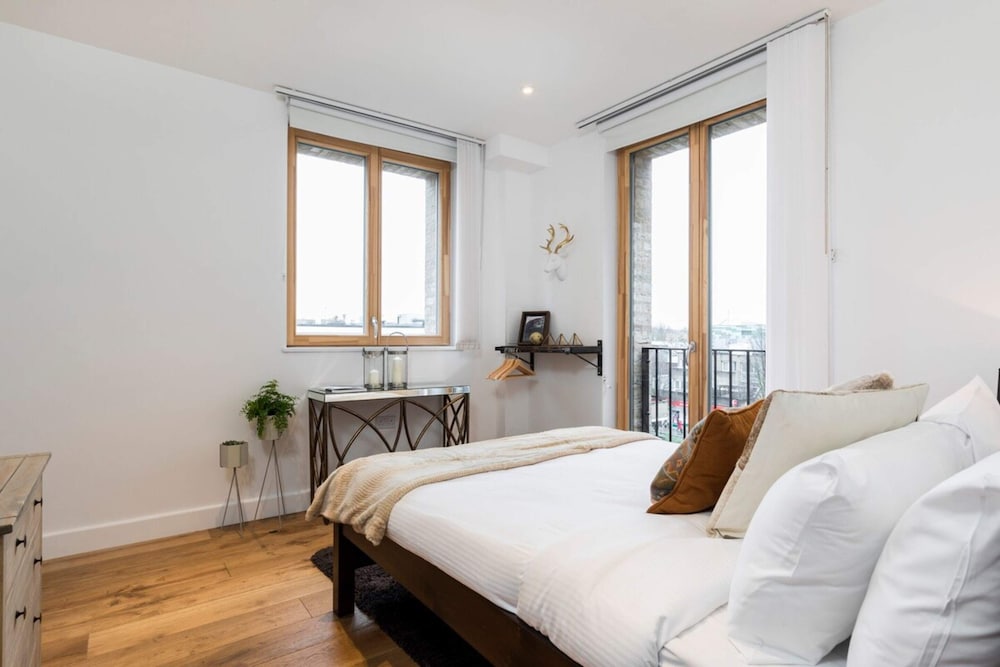 Modern & Designed 2 bed Penthouse Apt Sleeps Five