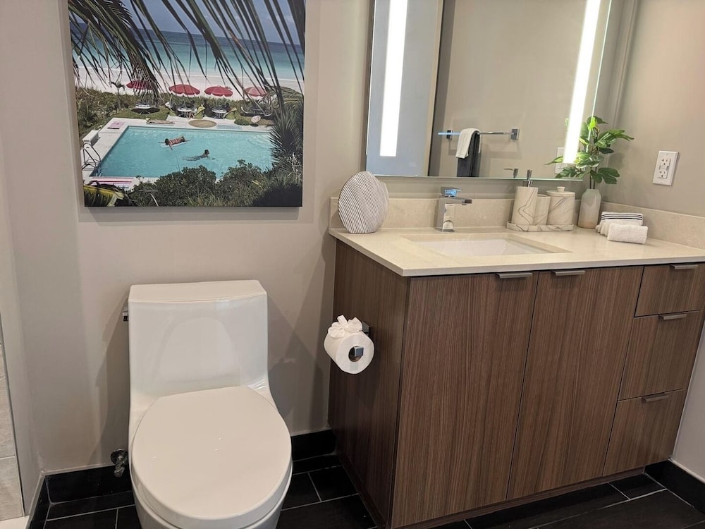 Chic 2BR Downtown Fort Lauderdale Apt w/ Pool