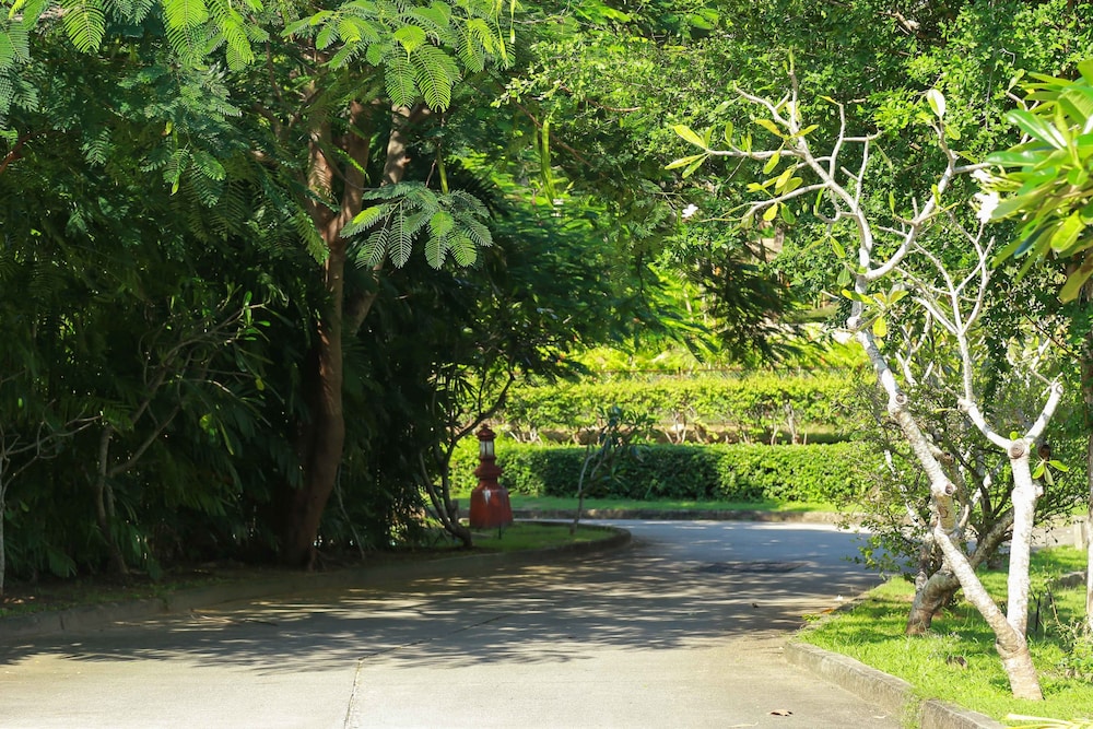 Nai Harn Baan-Bua Villas