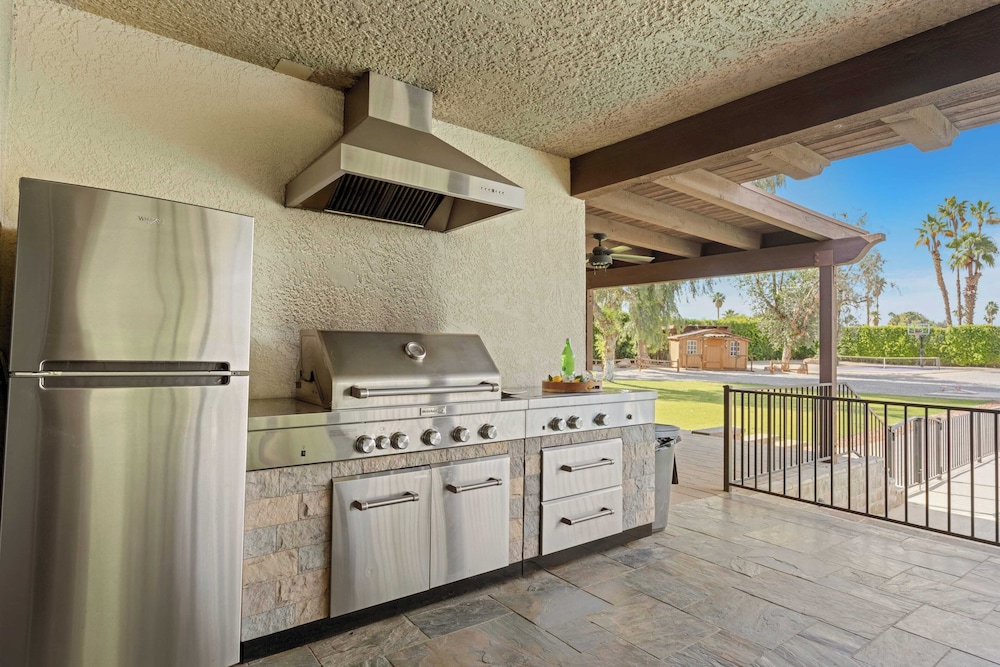 Pool, Sports Court, Game Garage, Fire Pit, & Casita Olivano Ranch by Avantstay