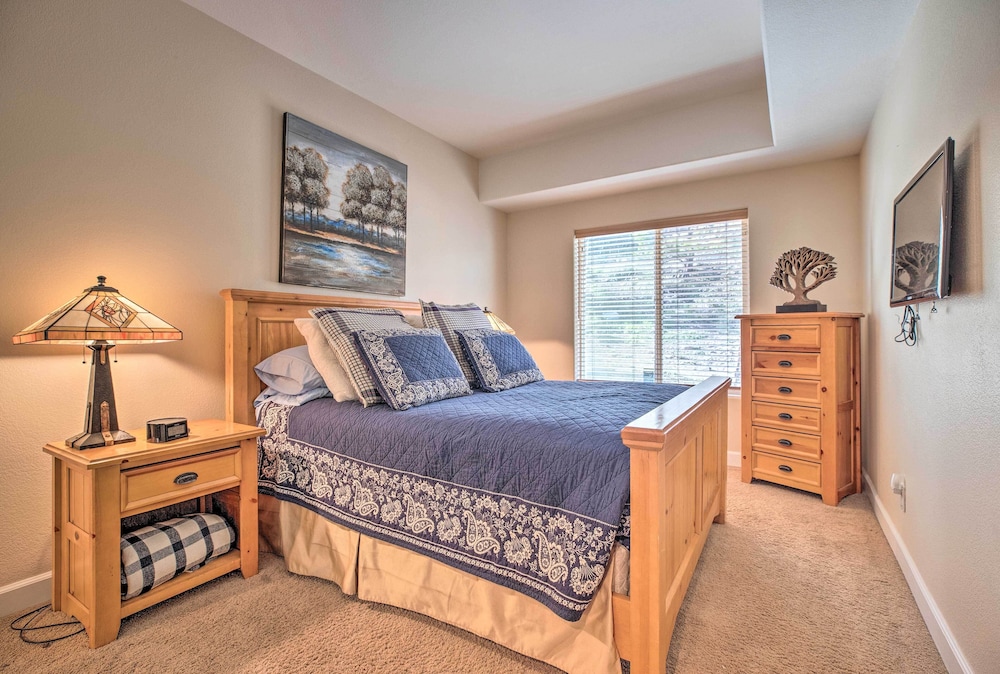 Mammoth Lakes Townhome - 10-min Walk to Village!