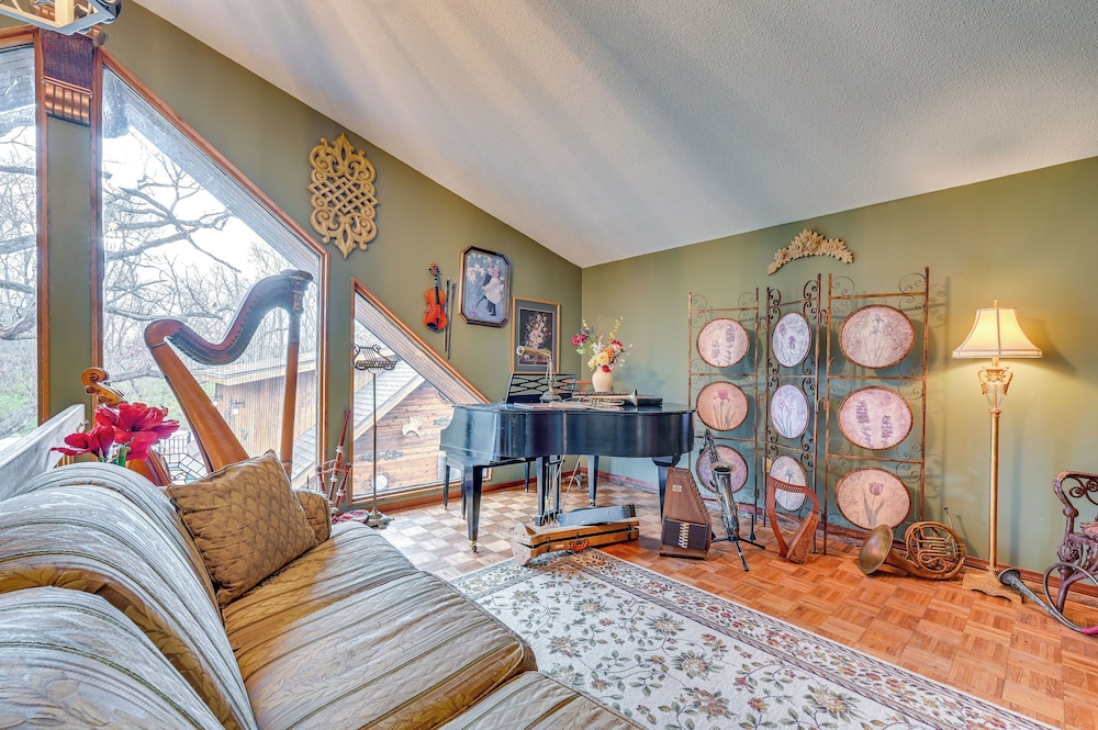 Walk to Saylorville Lake: Spacious Home w/ Deck!