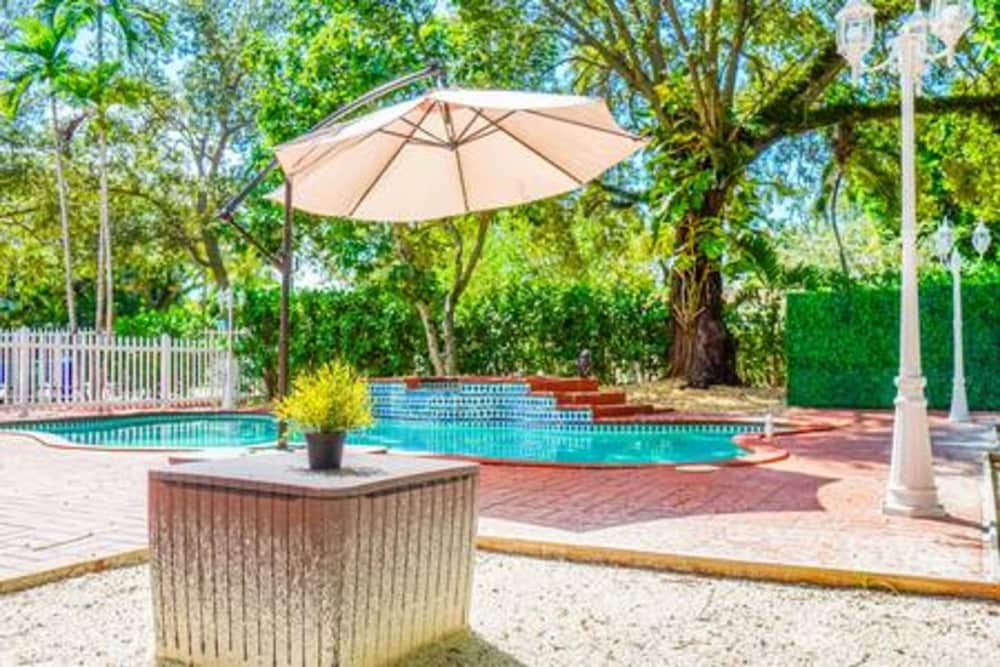 2710 Heated Pool 7 Beds 5 Baths Sleep 15 Park 4 Car