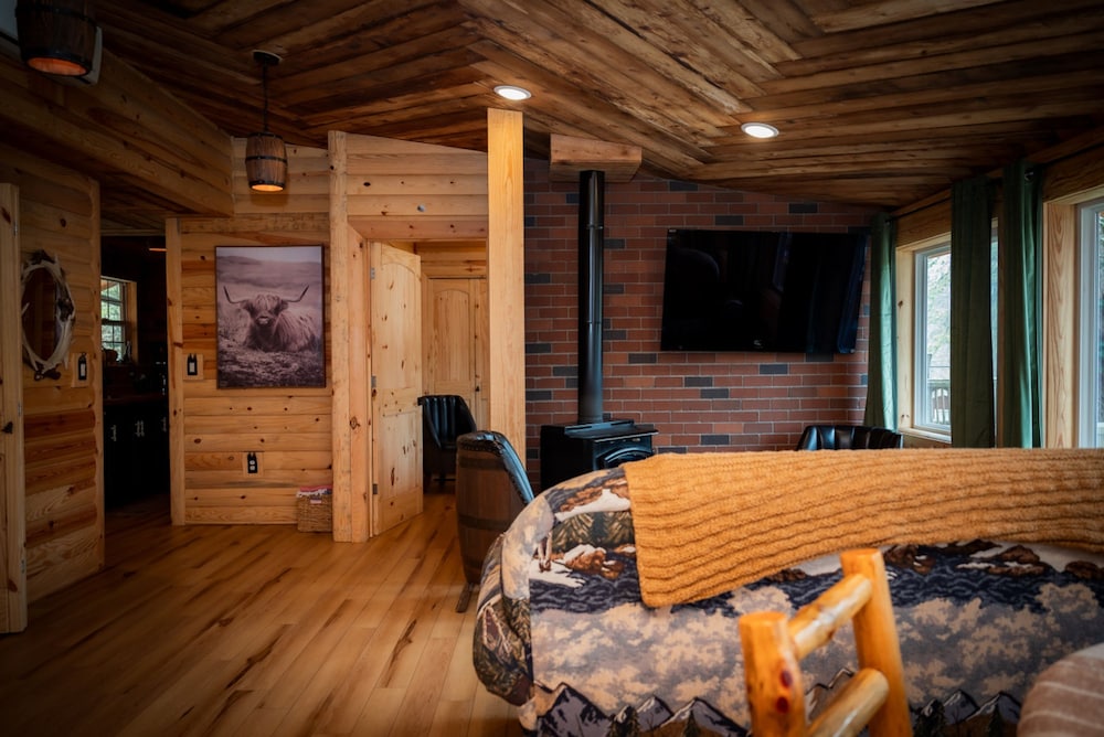 Lakefront Hilltop Cabin Hot tub Firepit
