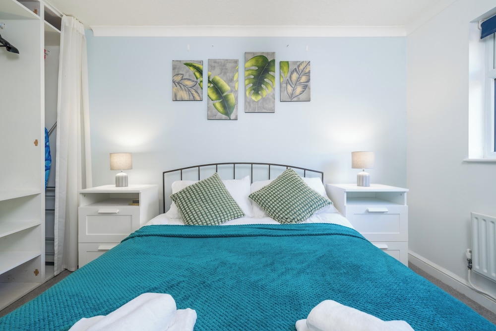 Crawley Stainer 1-bedroom With Parking and Garden