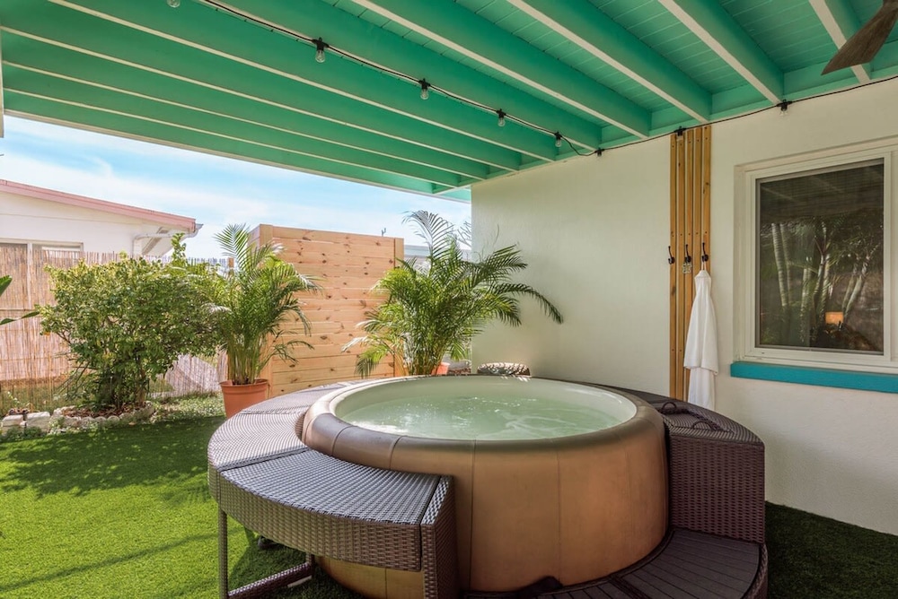 Tropical Oasis With Hot Tub in Treasure Island