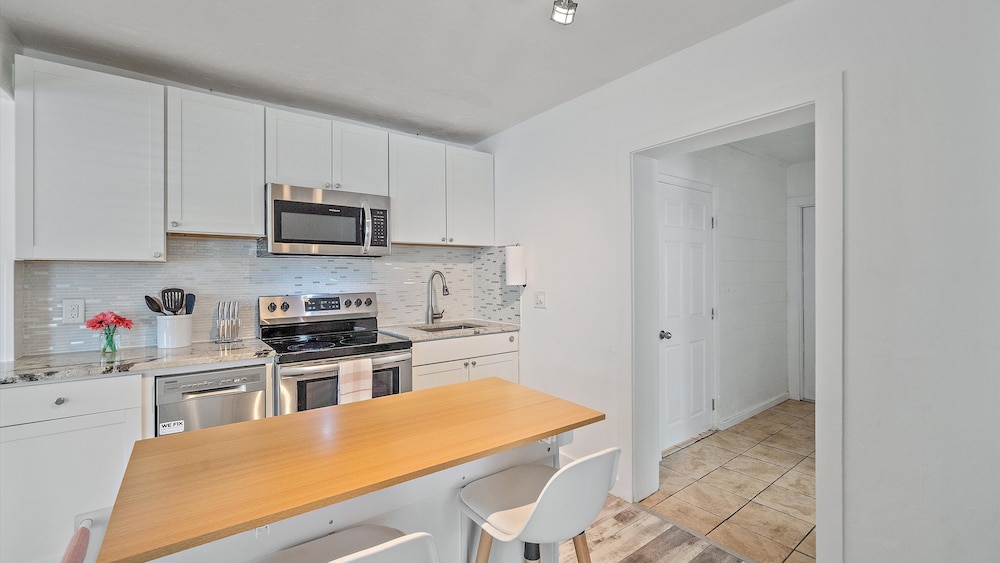 Urban Nest On 8th 4 Bedroom Home