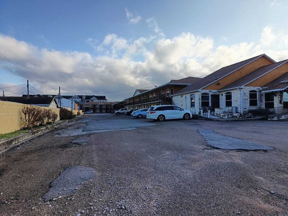 American Inn & Suites By Capital O Victoria US-59