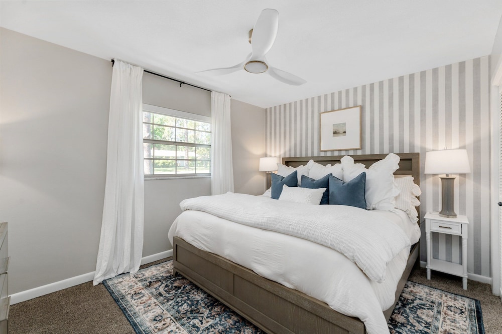 Designer Pet-friendly Retreat With Heated Pool 5 Bedroom Home