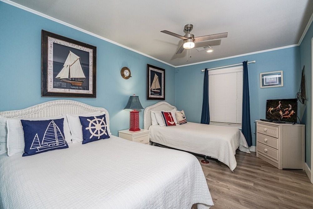 Beachside Villa 2 Bedroom Condo by Redawning view 4