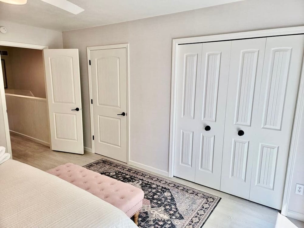 Charming Bayview - Downtown Condo With Pool