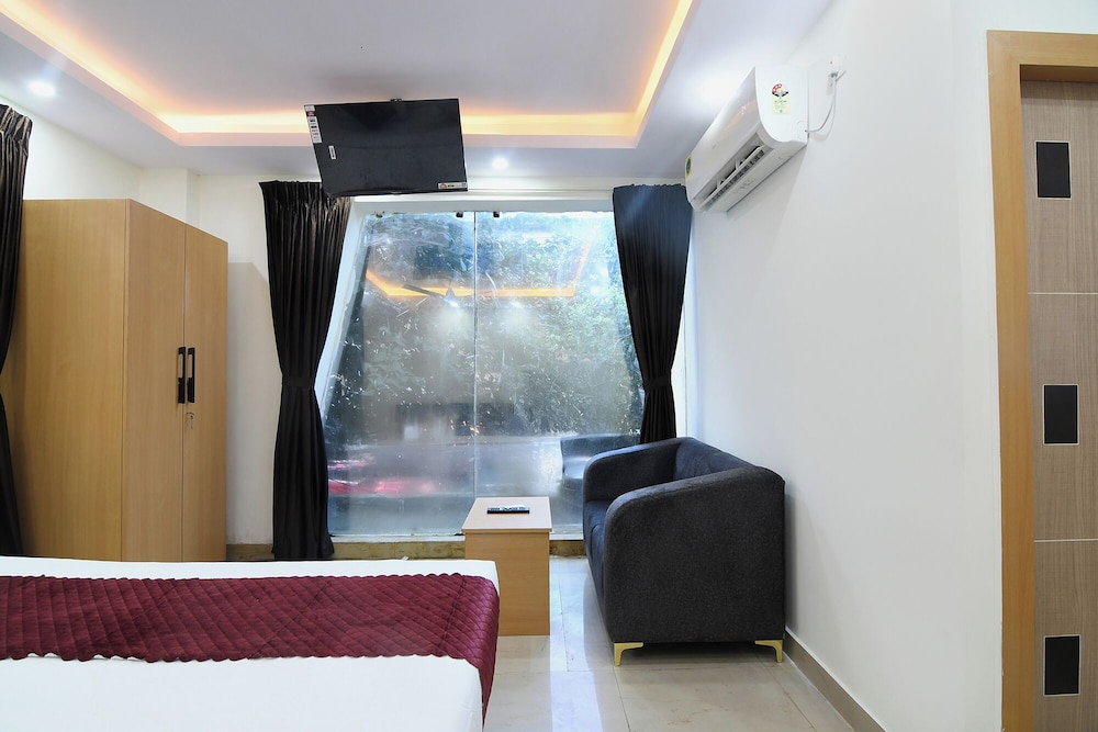 Fabhotel Royal Place