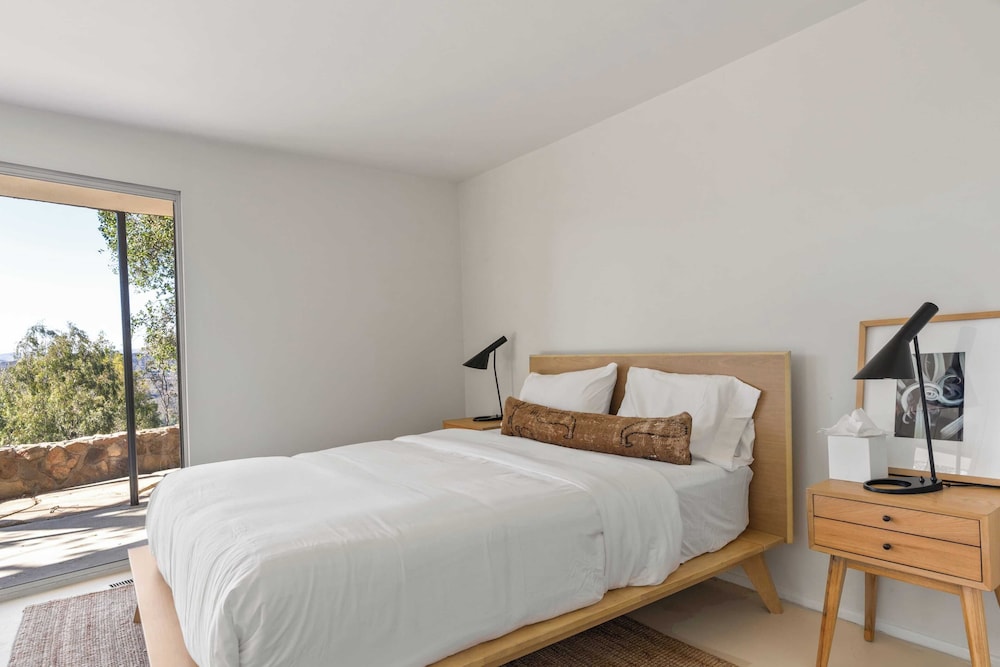 Sleeps 10, Luxe 2 Homes Malibu Hills Retreat Cielo Estate by Avantstay