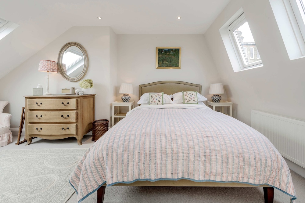 Stunning 4 bed Fulham Home With Garden