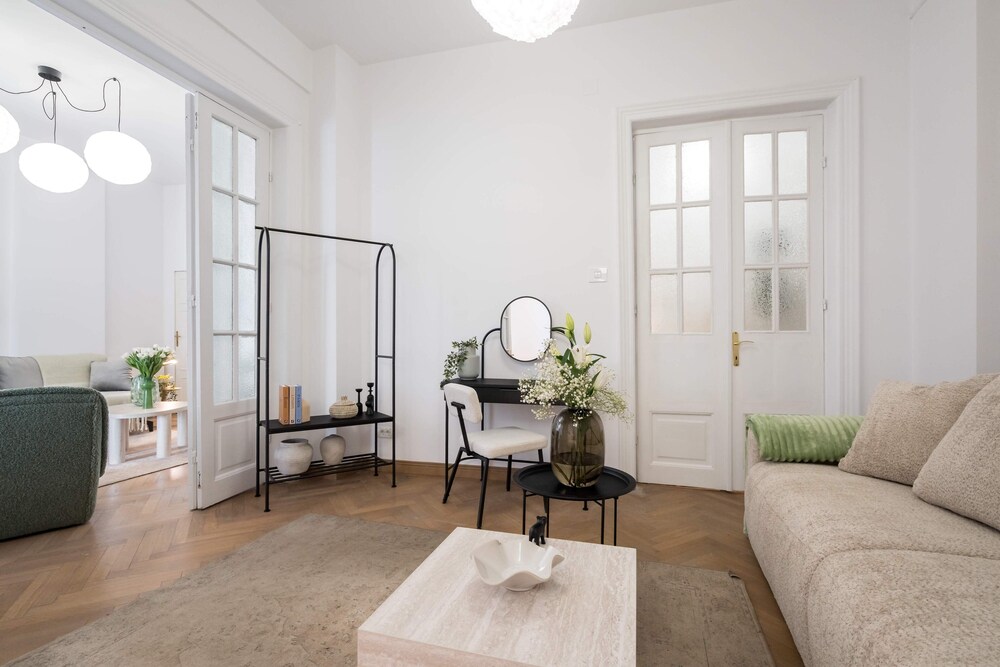 Calea 3BR Victoriei Stunner - Two Living Rooms - Balconies on the Avenue