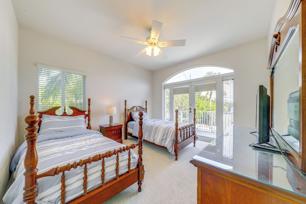 Spacious Canal-front Home: Florida Keys Gem